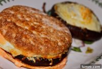 Füme Kırmızı Biberli Mayonez Eşliğinde Izgara Portobello ve Akışkan Peynirli Ekmek