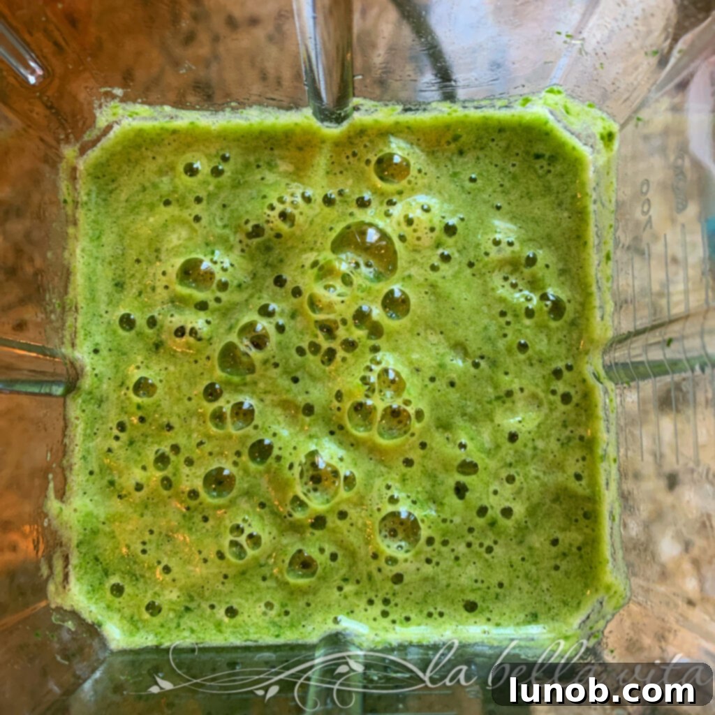 Delicious and Effective Pineapple, Spinach, and Ginger Detox Smoothie