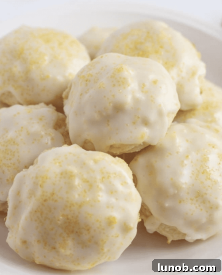 Limoncello Dokunuşlu Limonlu Ricotta Kurabiyeleri 15 Close-up of glazed lemon ricotta cookies with decorator sugar crystals, ready to serve
