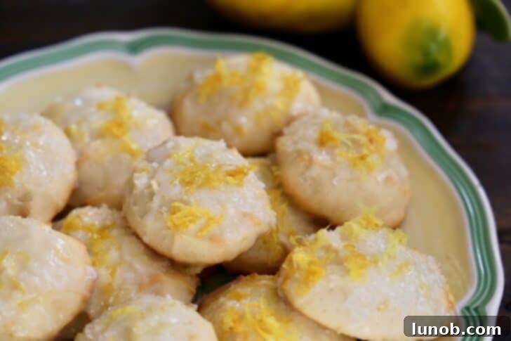 Limoncello Dokunuşlu Limonlu Ricotta Kurabiyeleri 4 Close-up of freshly baked, unglazed lemon ricotta cookies on a wire rack