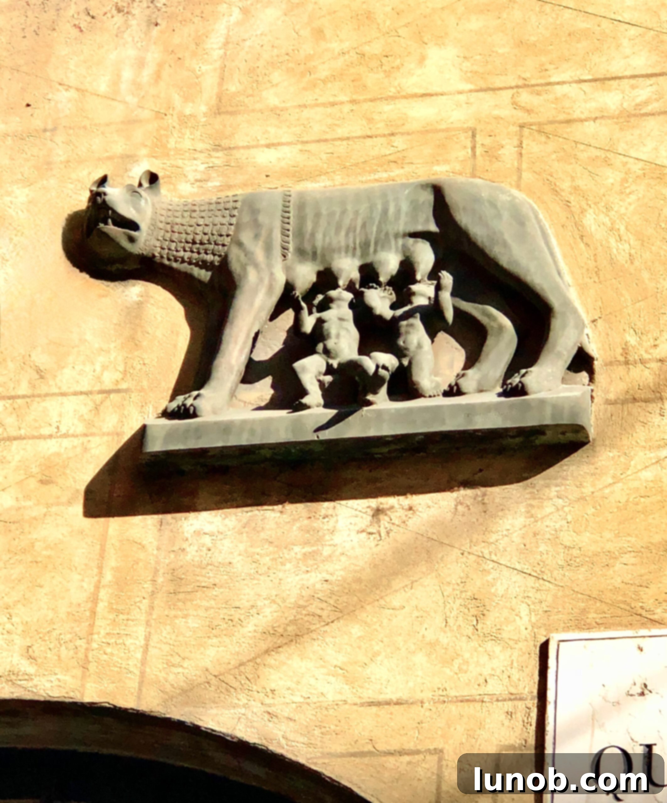 Sculpture depicting Romulus, Remus, and the Capitoline wolf on Via Mazzini, Verona